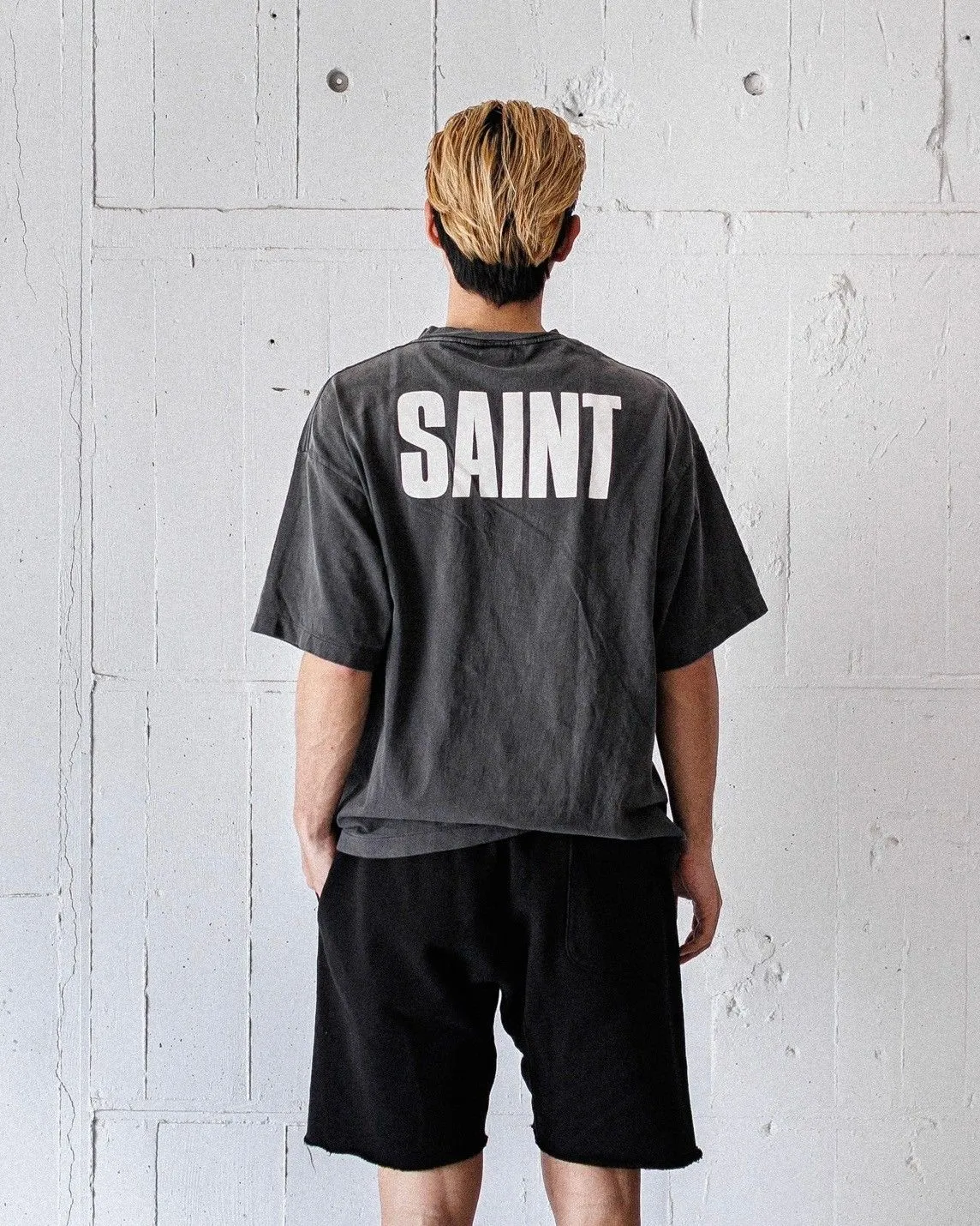 SAINT Mxxxxxx × FRIENDS FRD_SS TEE/FRIENDS/BLK Friends co-branded TEE. Black stills TEE. Washed black S-XL. The ceiling of American dramas. A must-have for sentiment. Asut ready-to-wear wash water and distressed treatment. Domestic top printing factory. God restored. Correct accessories. Friends co-branded wash.